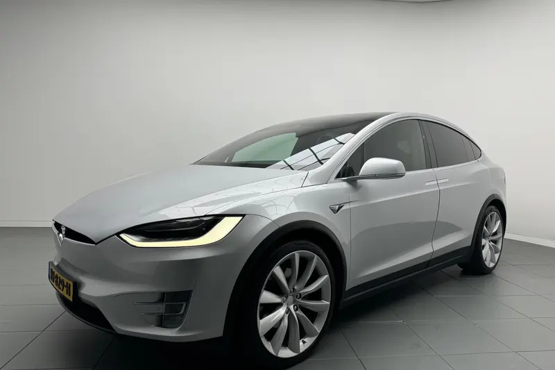 Tesla Model X (2017)