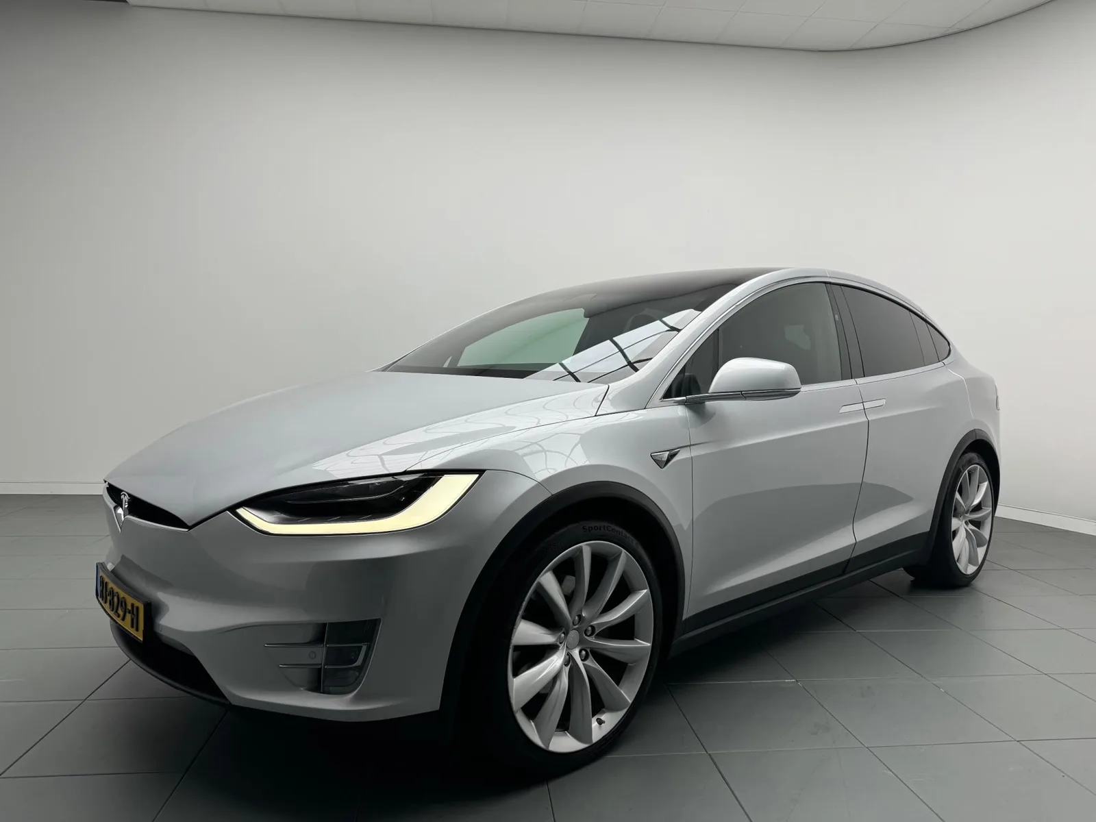 Tesla Model X (2017) — foto 1