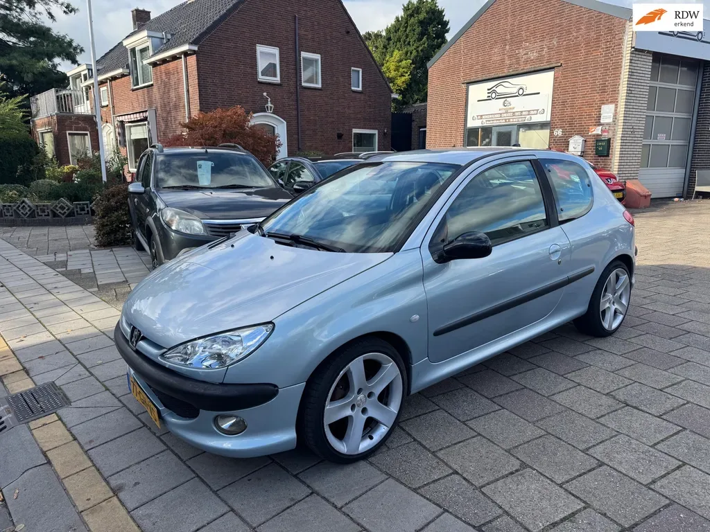 Peugeot 206 (2000) — foto 1