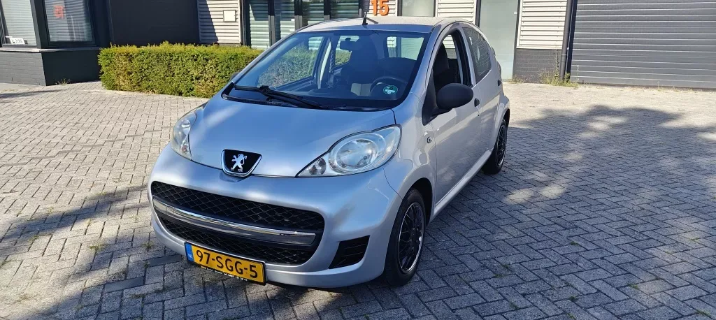 Peugeot 107 (2009) — foto 1