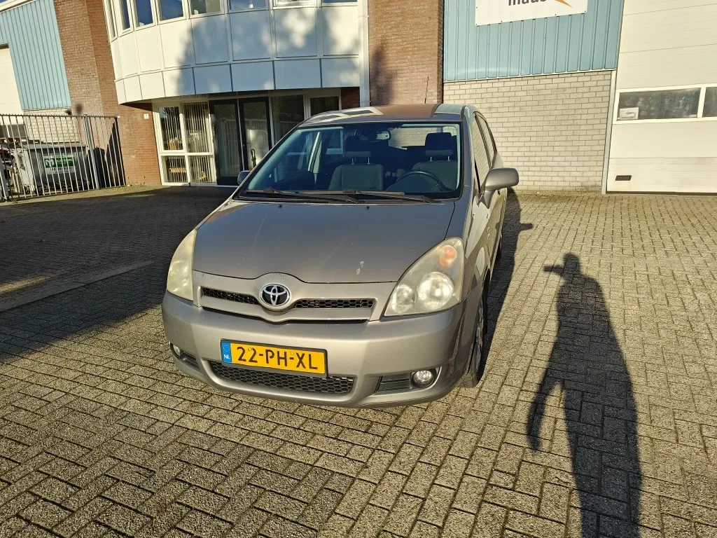 Toyota Corolla Verso (2004) — foto 1