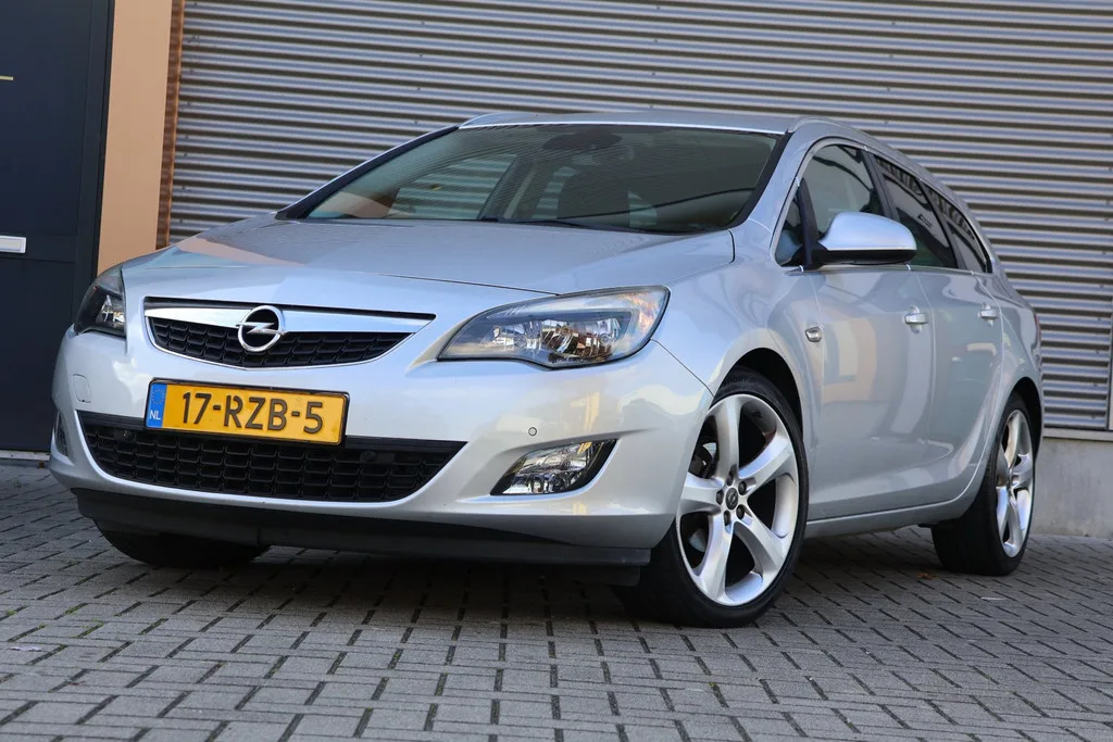 Opel Astra (2011) — foto 1