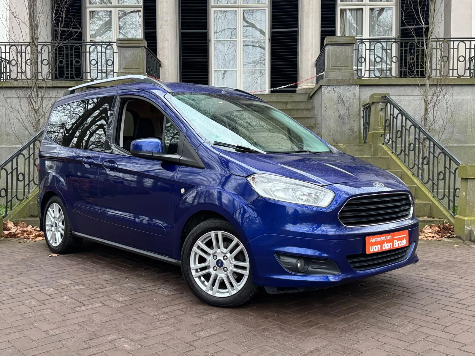 Ford Tourneo Courier (2017) — foto 1