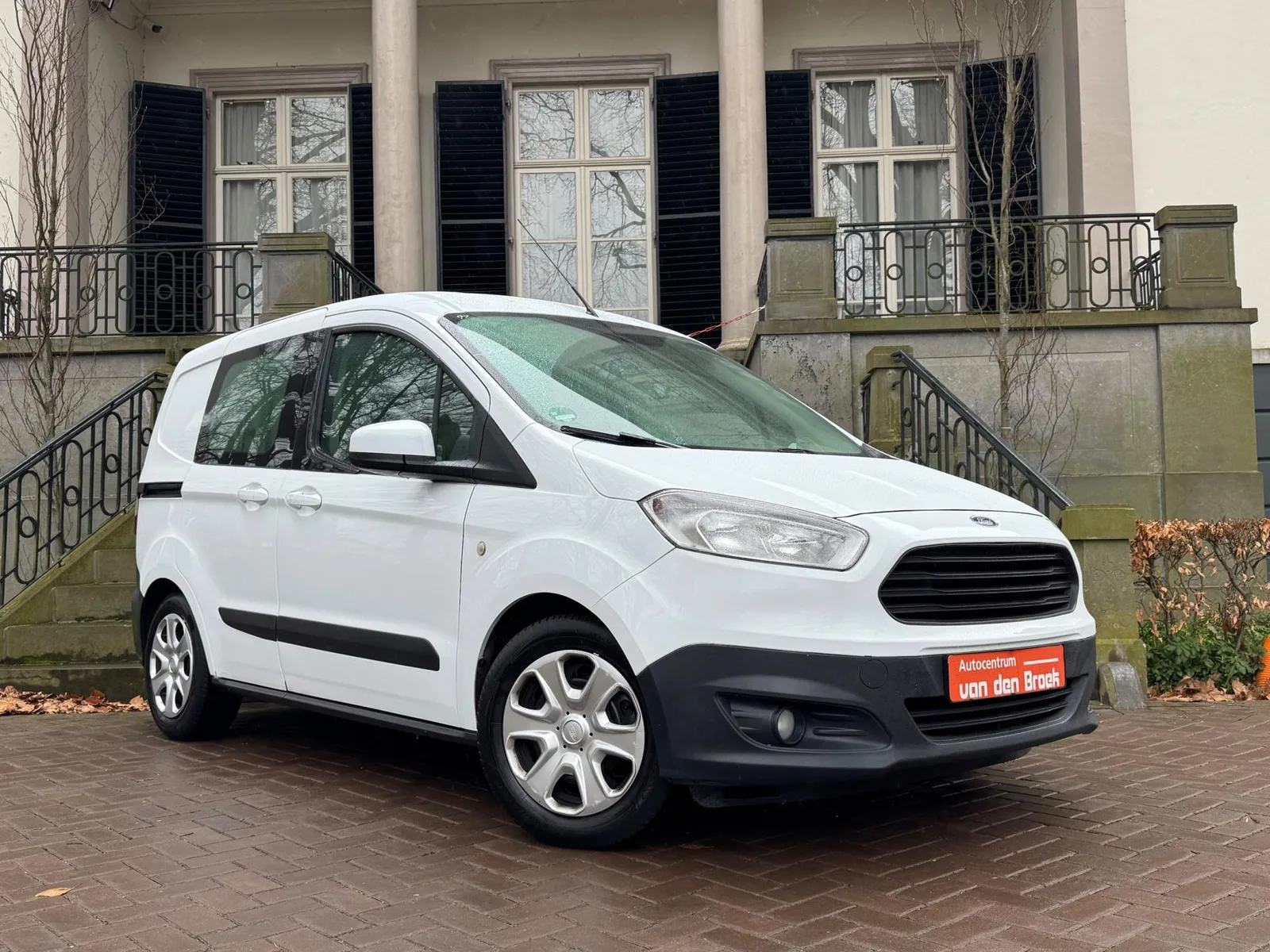 Ford Transit Courier (2015) — foto 1