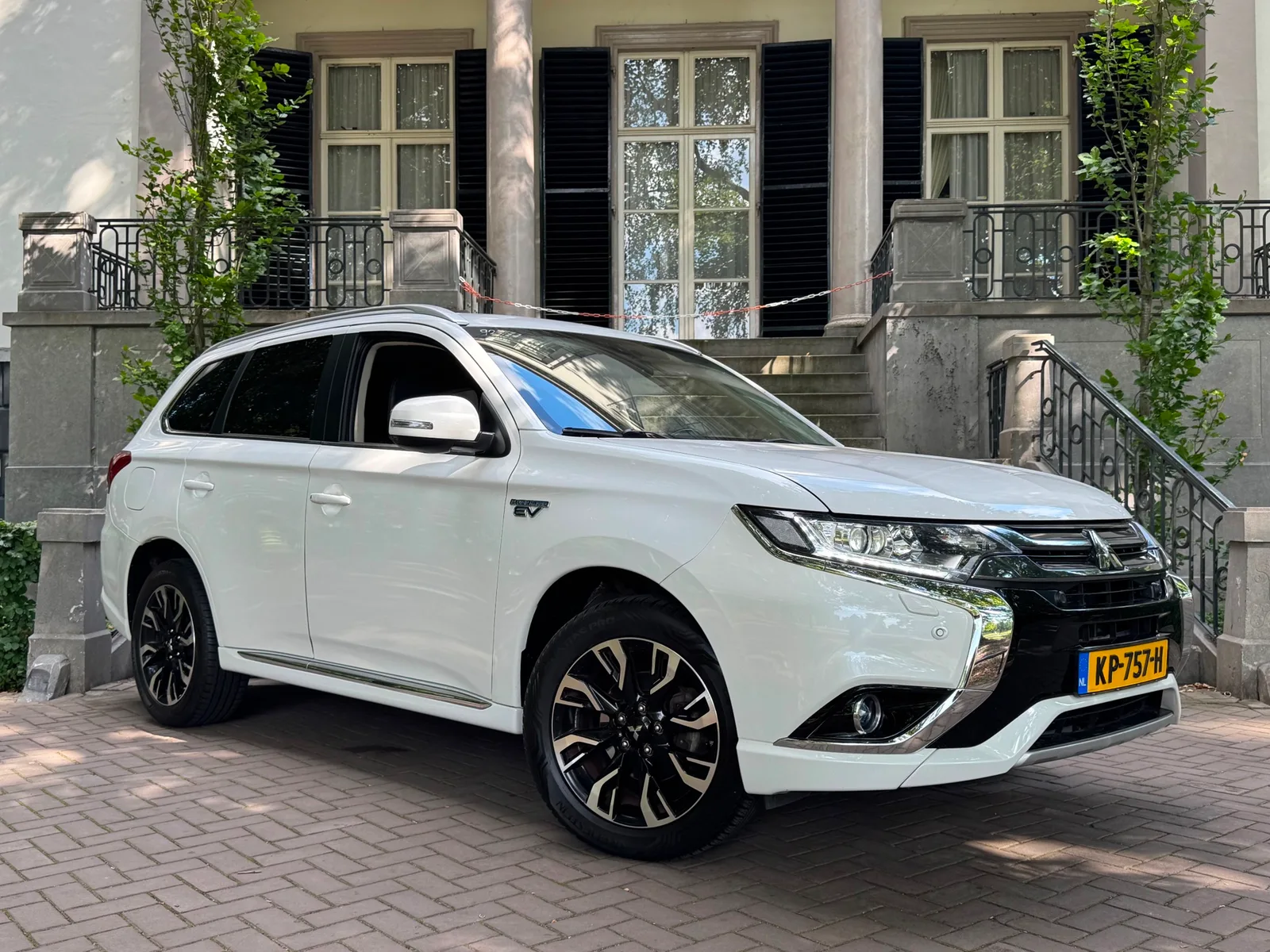 Mitsubishi Outlander (2016) — foto 1