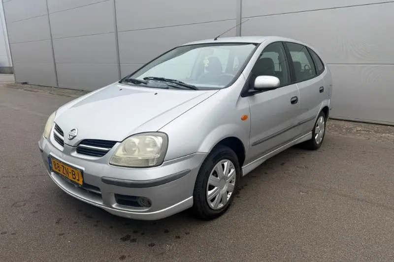 Nissan Almera Tino (2004)
