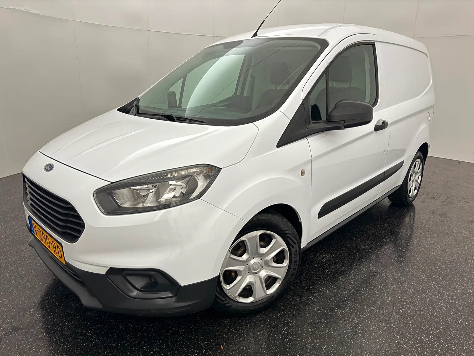 Ford Transit Courier (2018) — foto 1