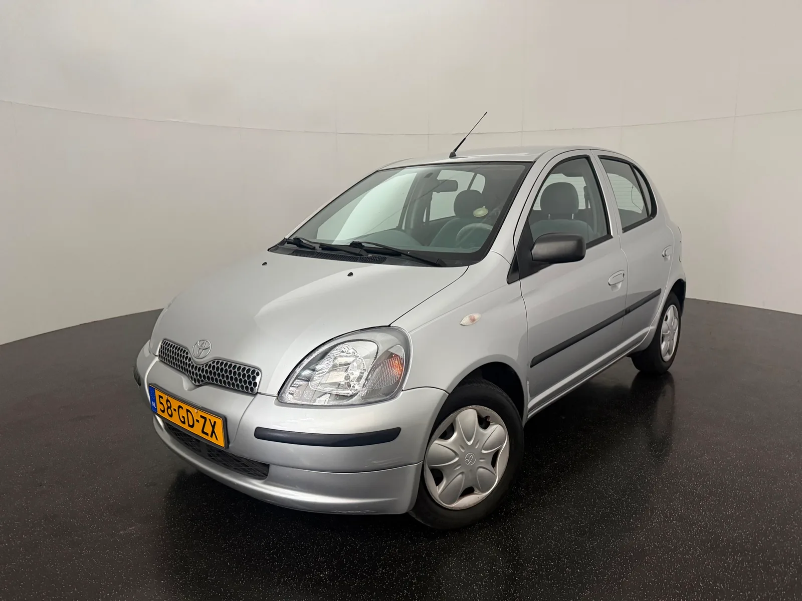 Toyota Yaris (2000) — foto 1