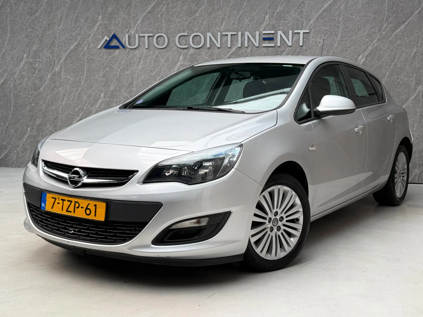 Opel Astra (2013) — foto 1