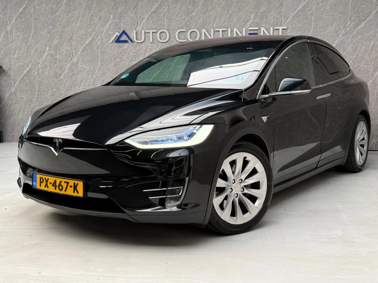 Tesla Model X (2017) — foto 1
