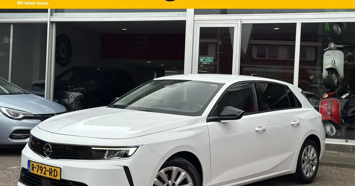 Opel Astra (2022) — foto 1