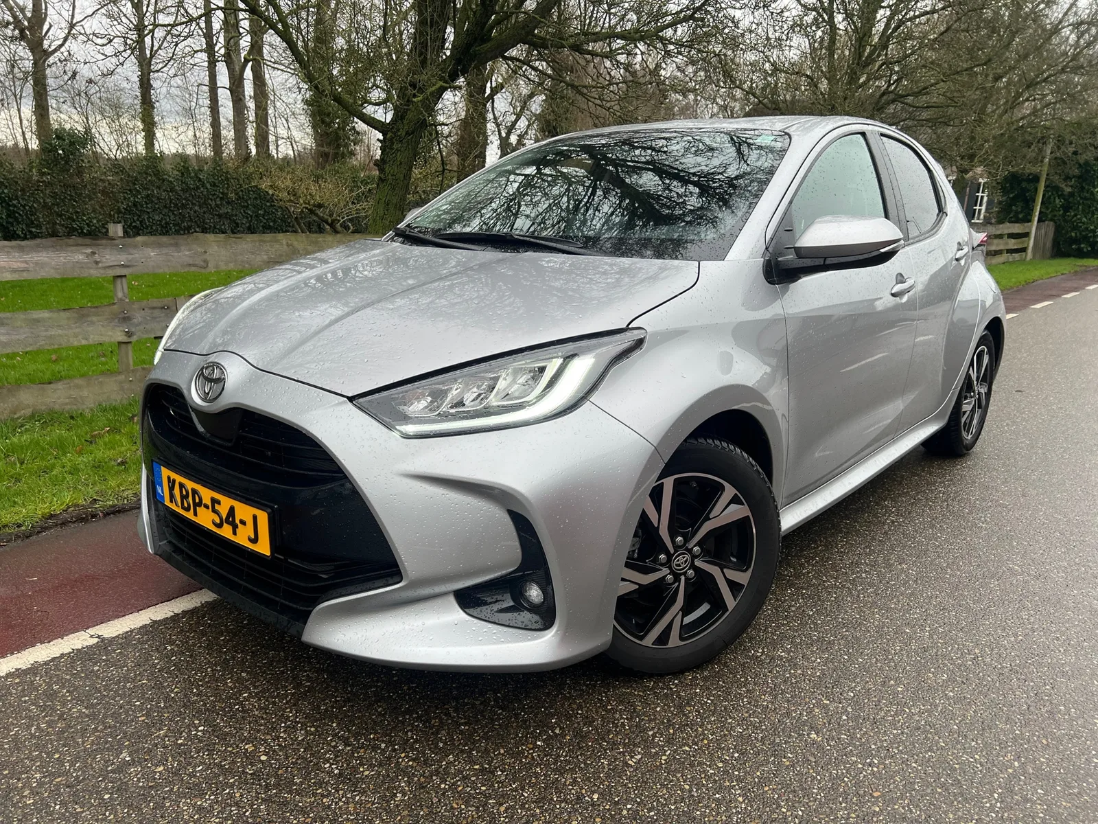 Toyota Yaris (2024) — foto 1