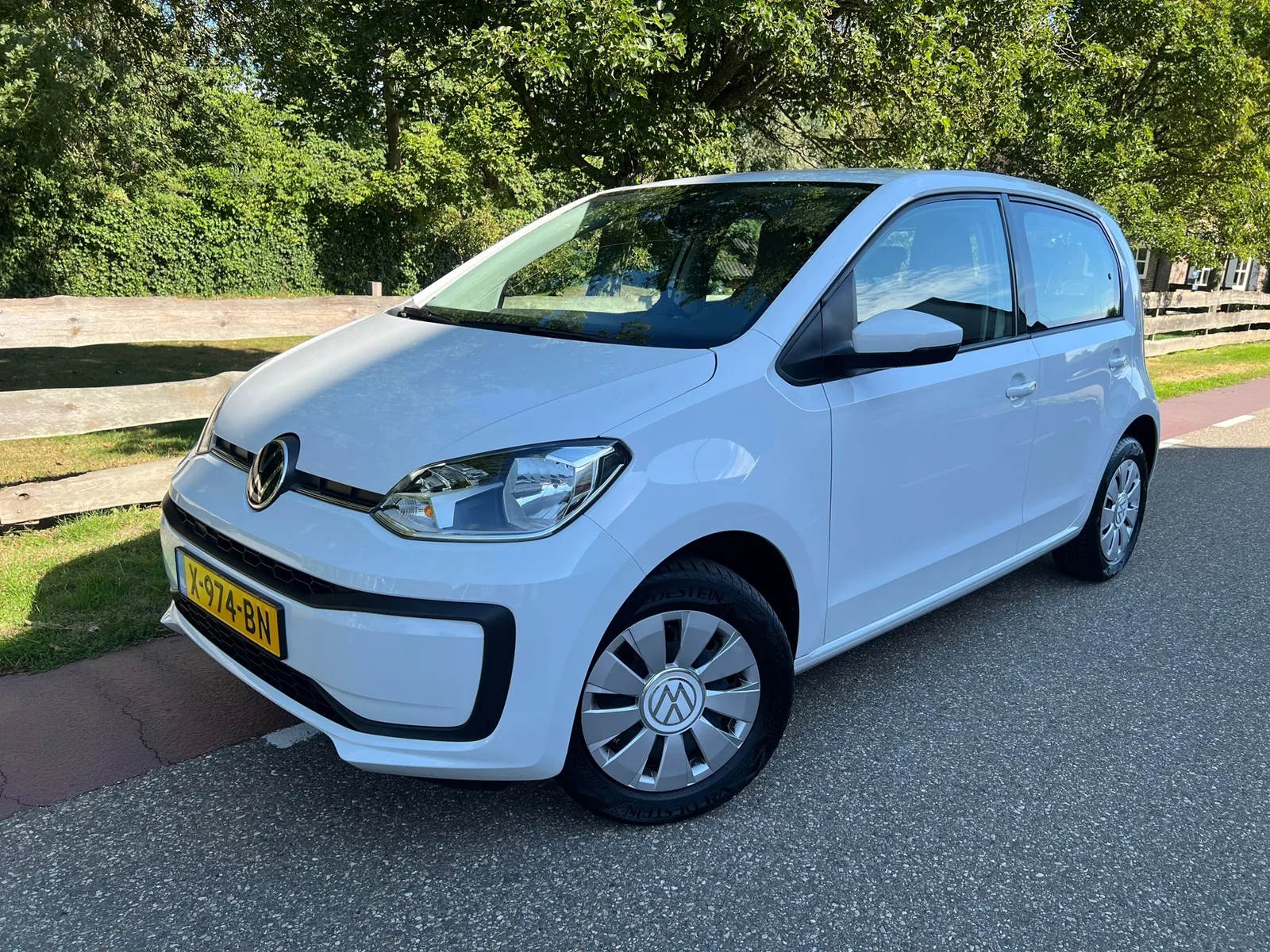 Volkswagen Up! (2023) — foto 1