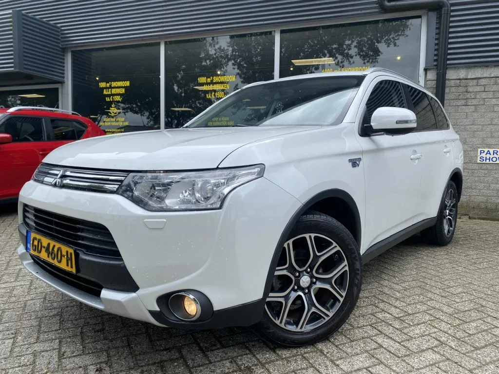Mitsubishi Outlander (2015) — foto 1
