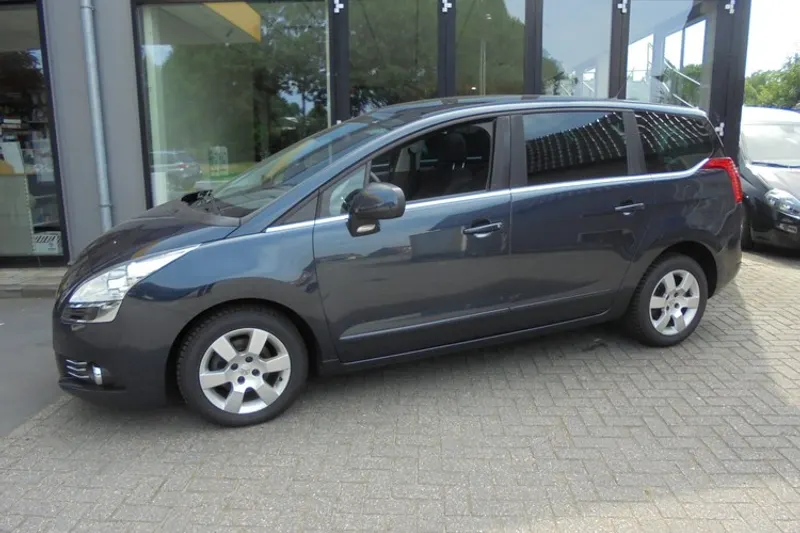 Peugeot 5008 (2010)