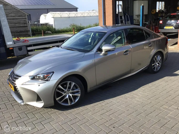Lexus IS (2018) — foto 1