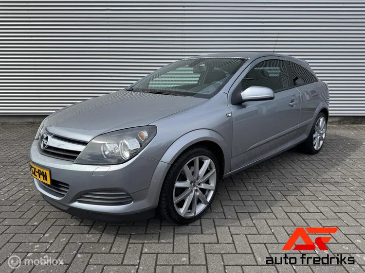 Opel Astra GTC (2006) — foto 1