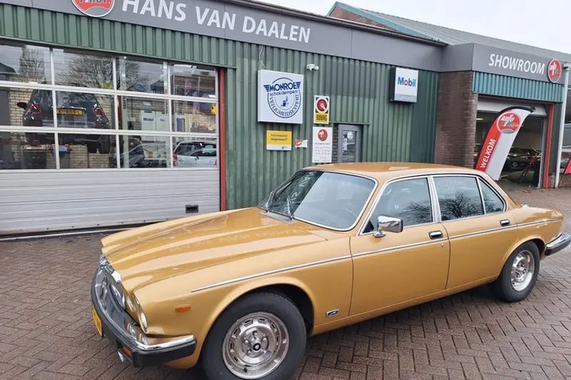 Jaguar XJ (0)