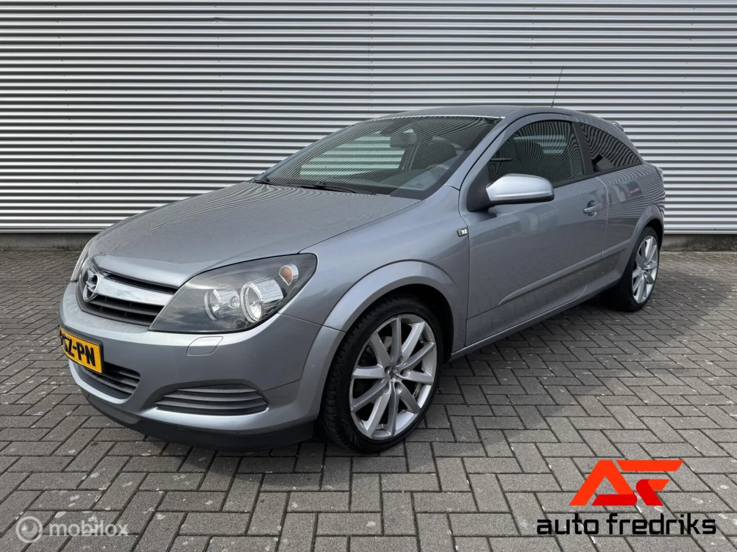 Opel Astra GTC (2006) — foto 1