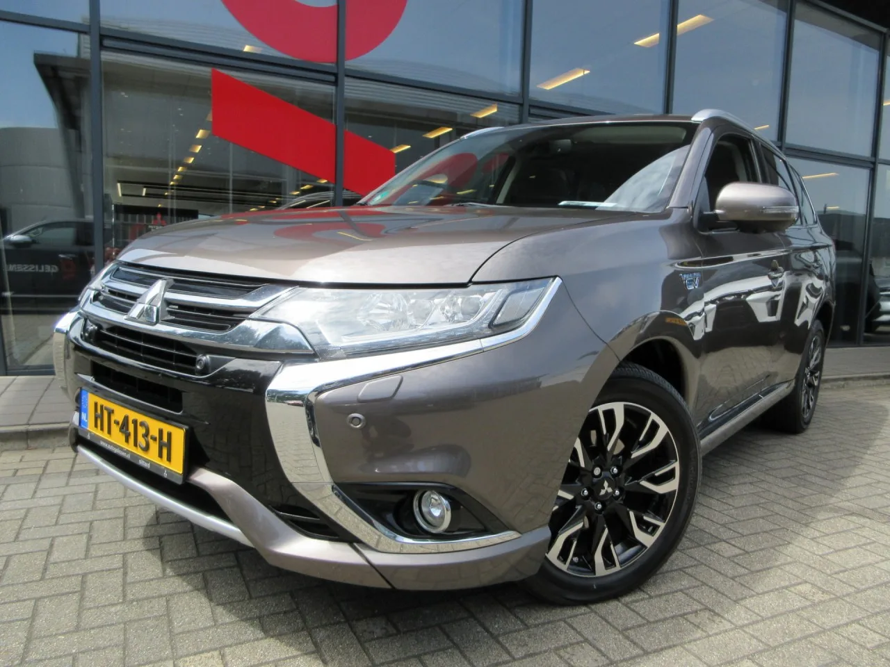 Mitsubishi Outlander (2015) — foto 1
