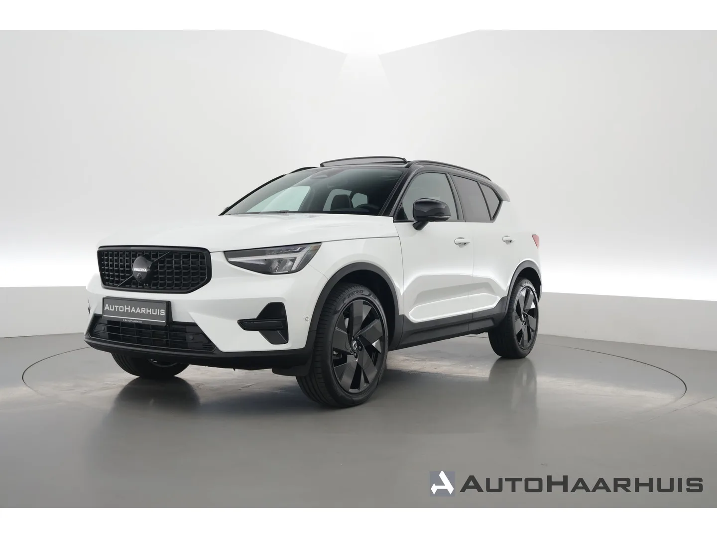Volvo XC40 (2025) — foto 1