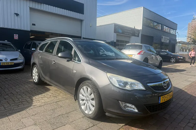 Opel Astra (2011)