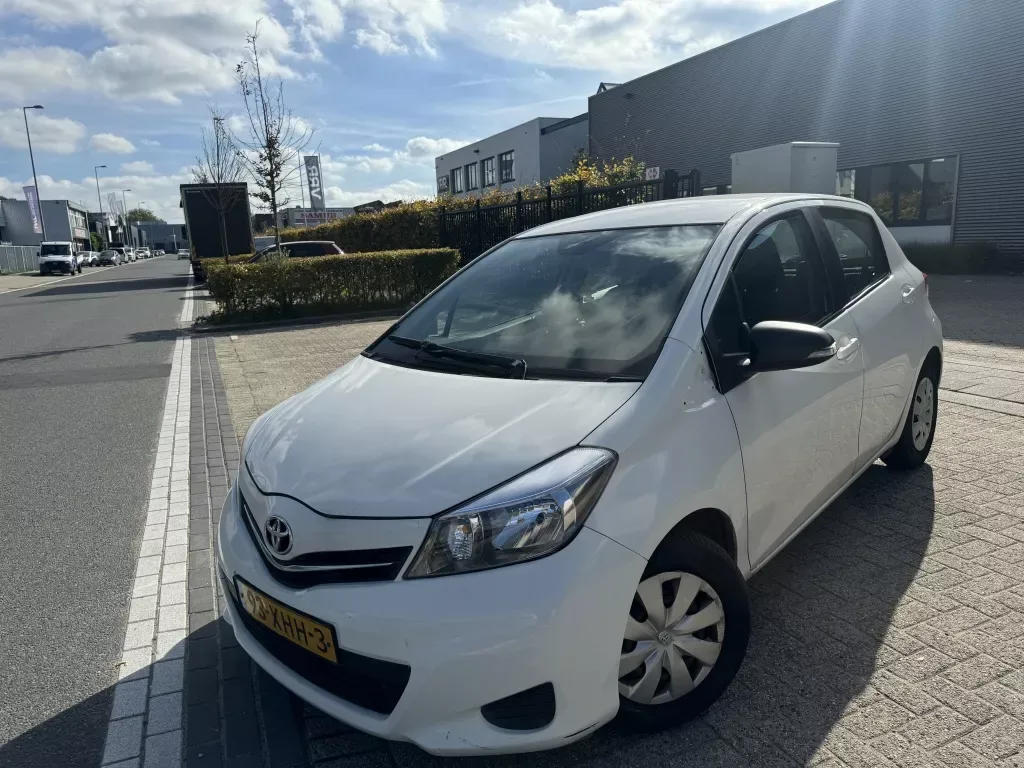 Toyota Yaris (2012) — foto 1