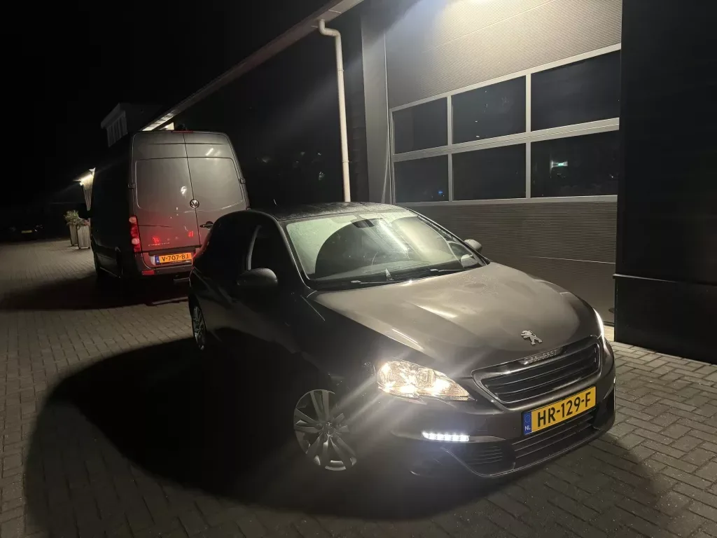 Peugeot 308 (2015) — foto 1