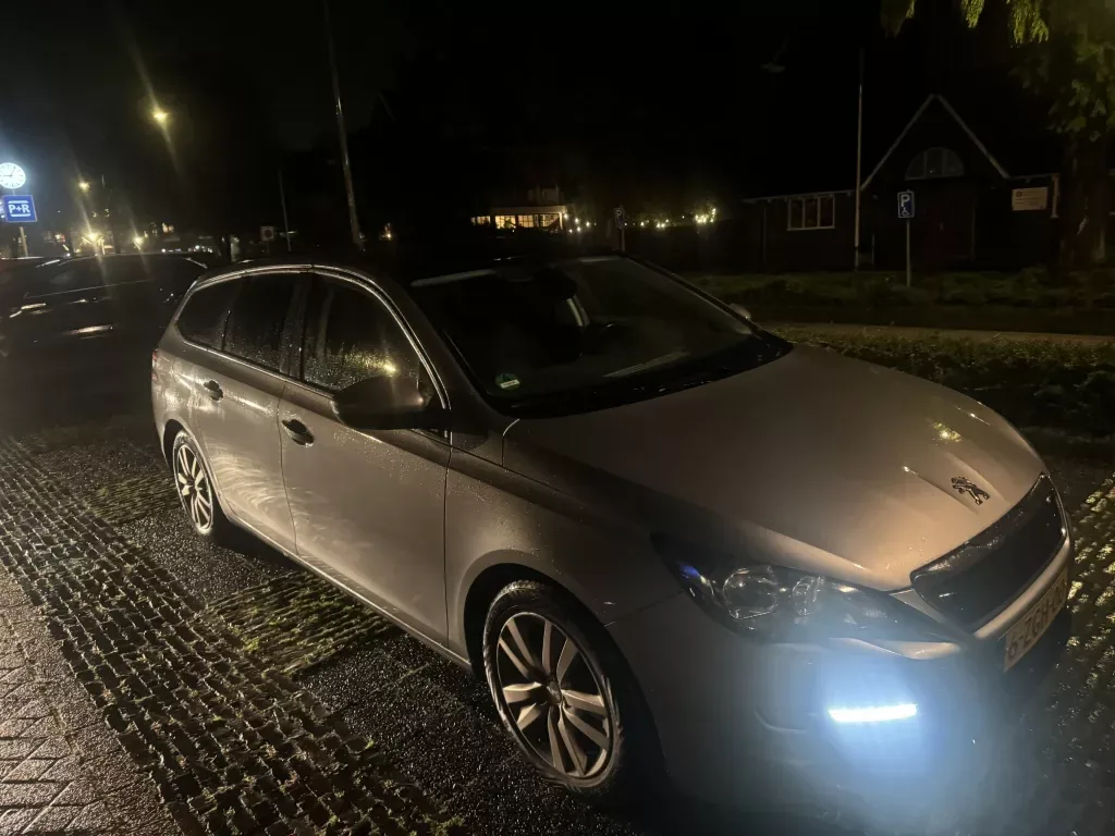 Peugeot 308 (2014) — foto 1