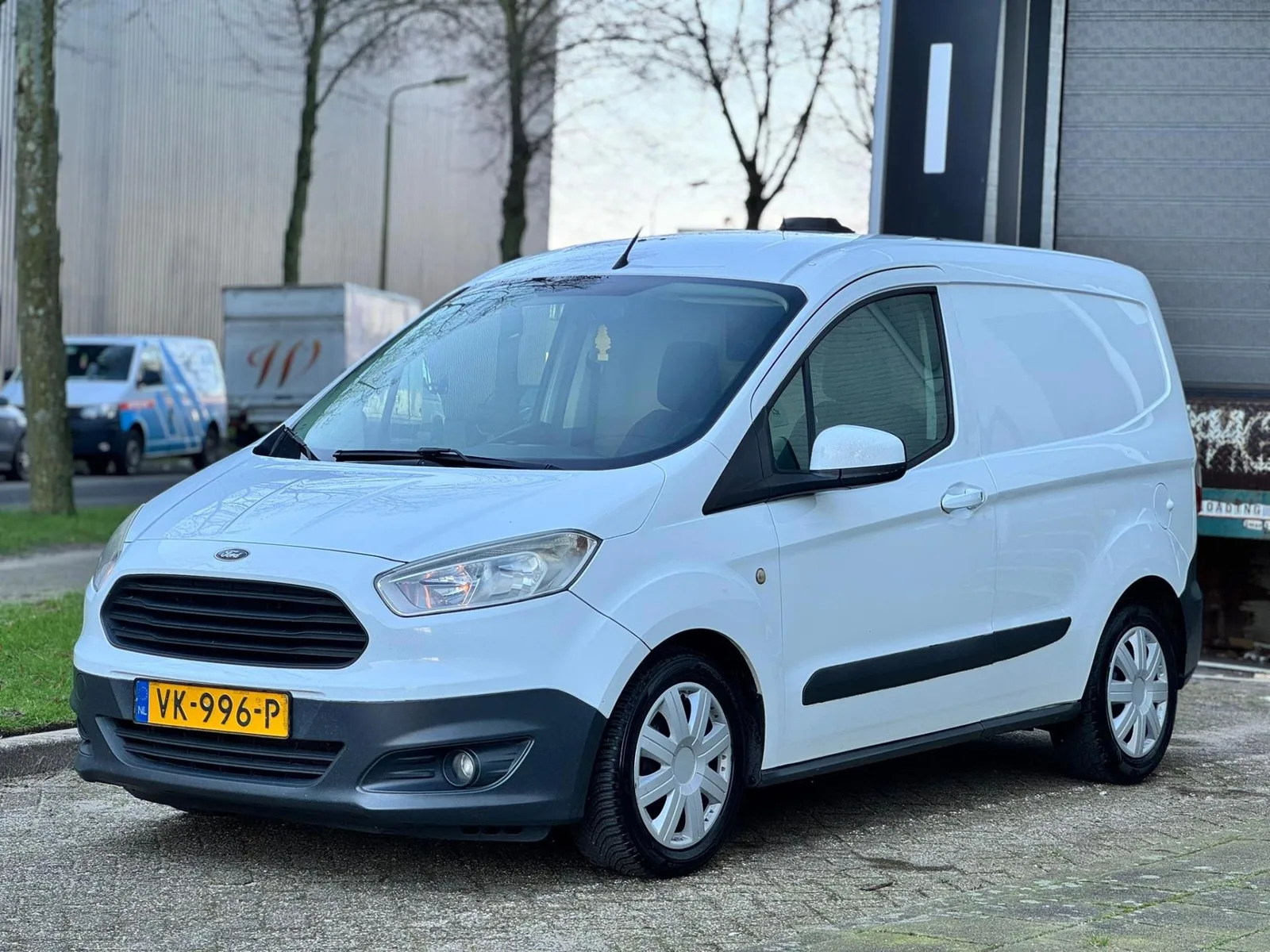 Ford Transit Courier (2014) — foto 1