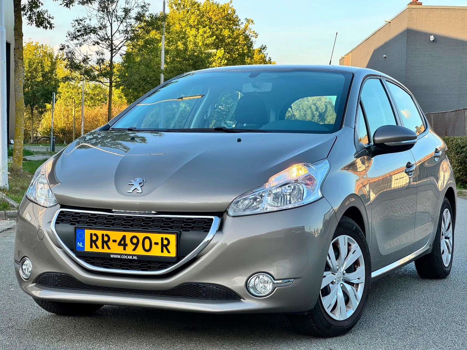 Peugeot 208 (2015) — foto 1