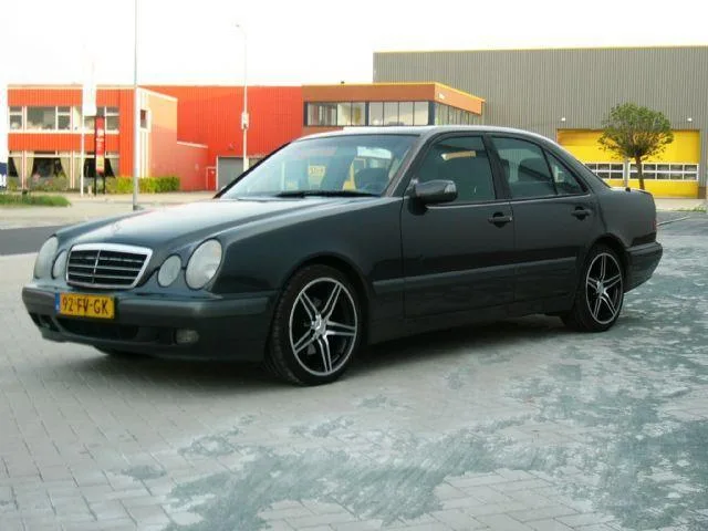 Mercedes-Benz E-Klasse (2000) — foto 1