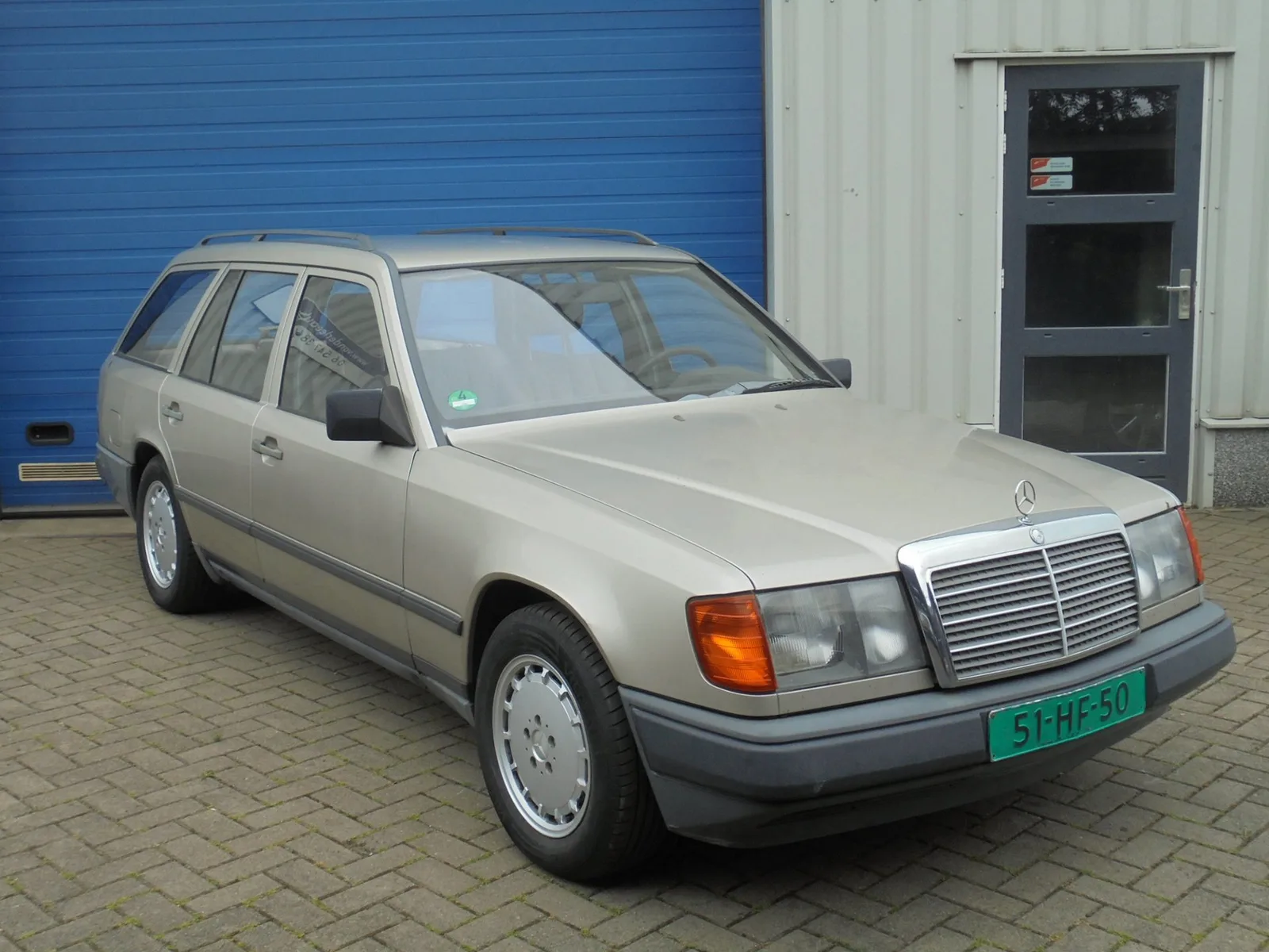 Mercedes-Benz 200-Serie (1987) — foto 1