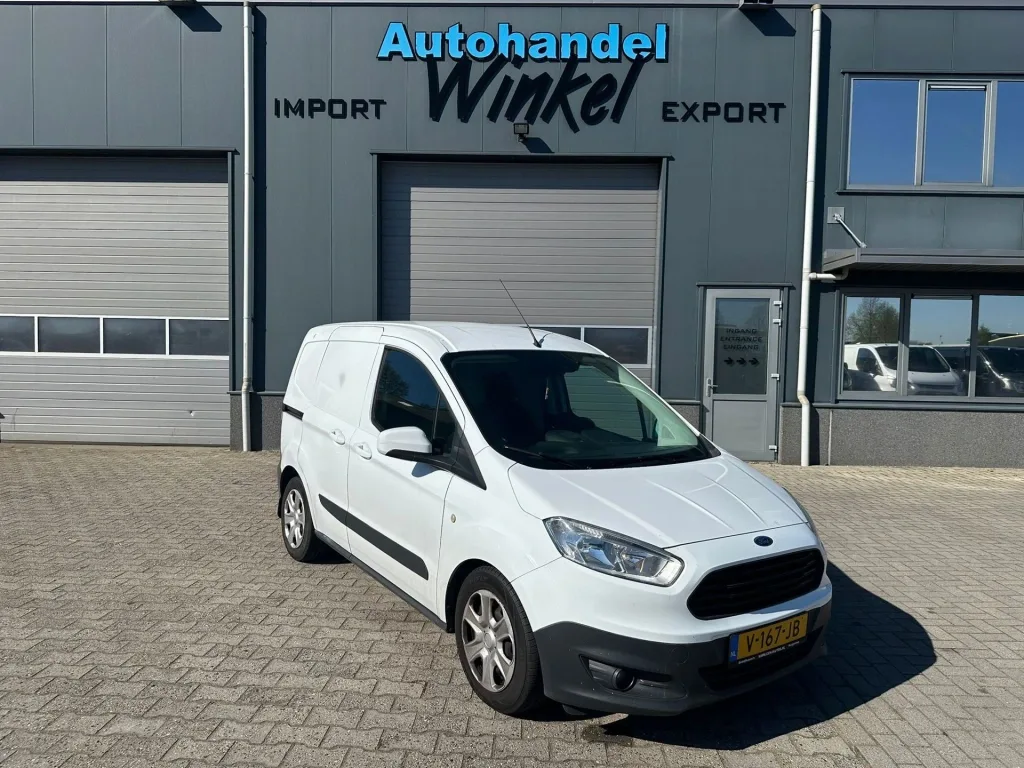 Ford Transit Courier (2017) — foto 1