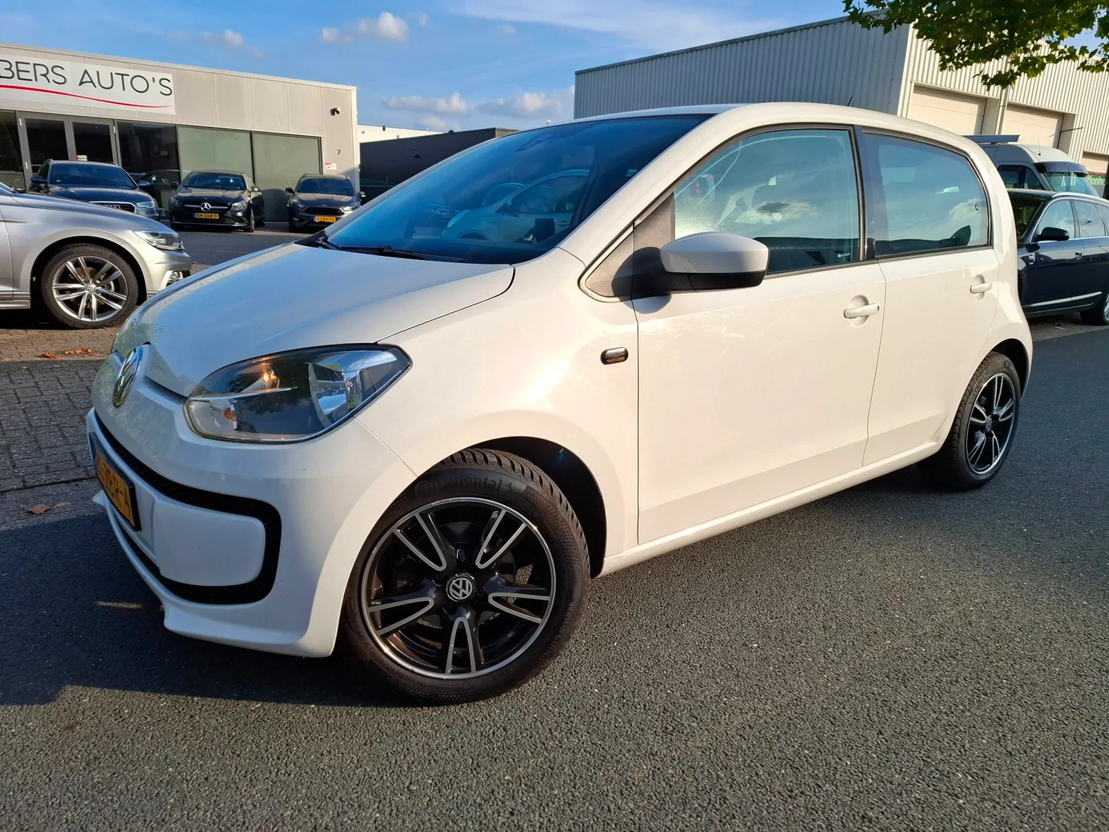 Volkswagen Up! (2012) — foto 1