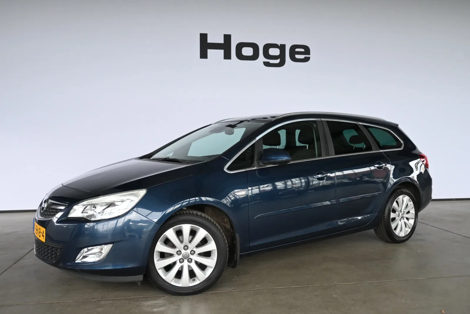 Opel Astra (2011) — foto 1