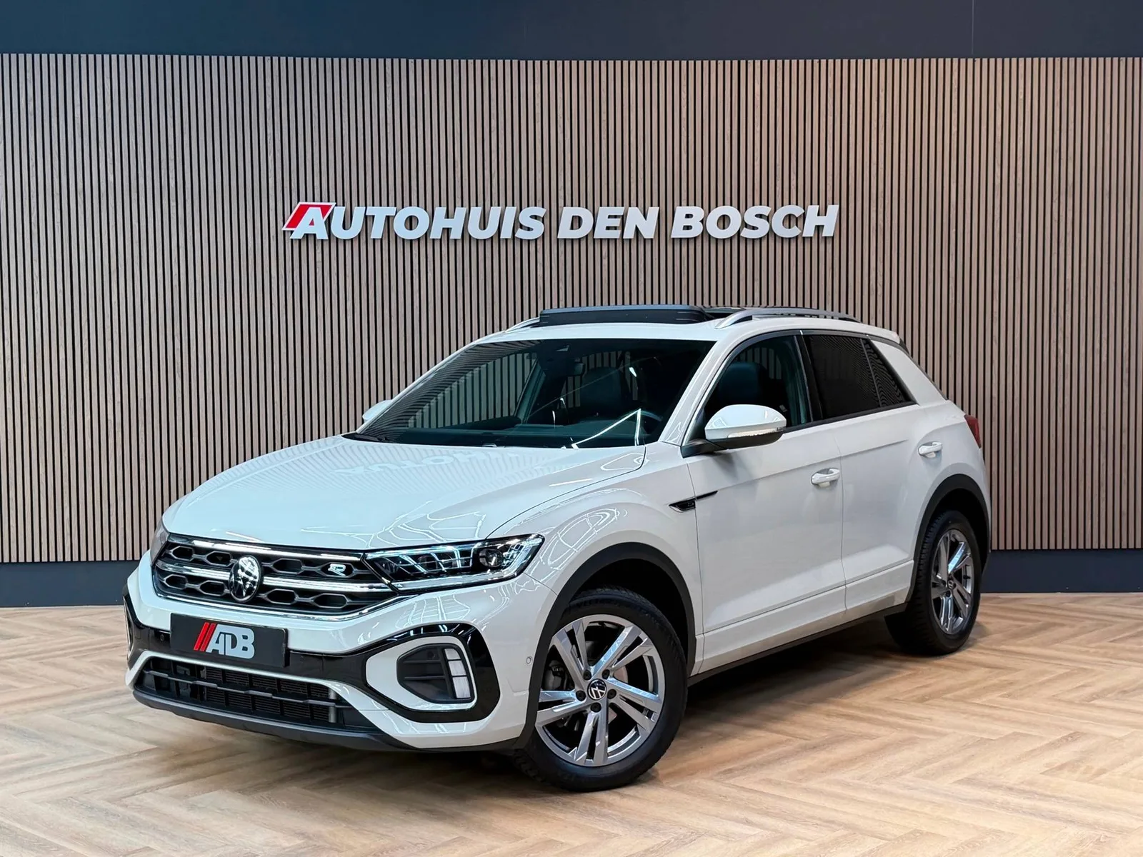 Volkswagen T-Roc (2023) — foto 1