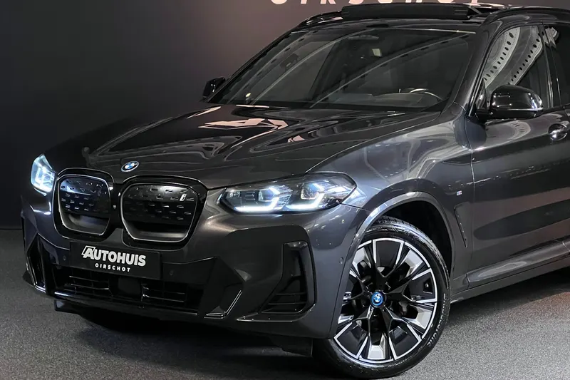 BMW iX3 (2024)