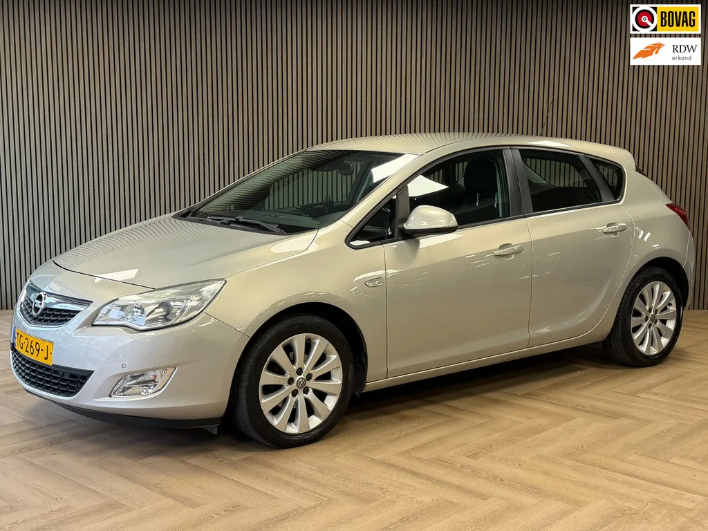Opel Astra (2010) — foto 1