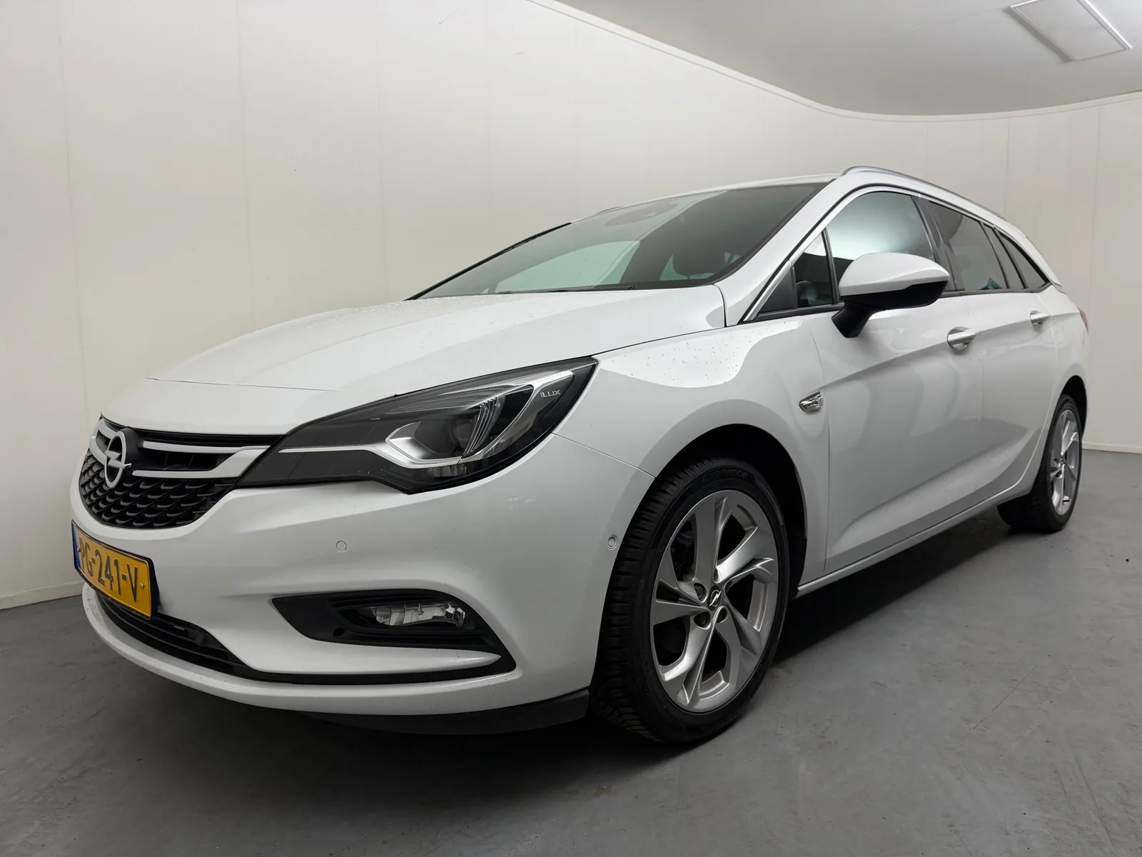 Opel Astra Sports Tourer (2017) — foto 1
