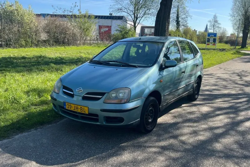 Nissan Almera Tino (2002)