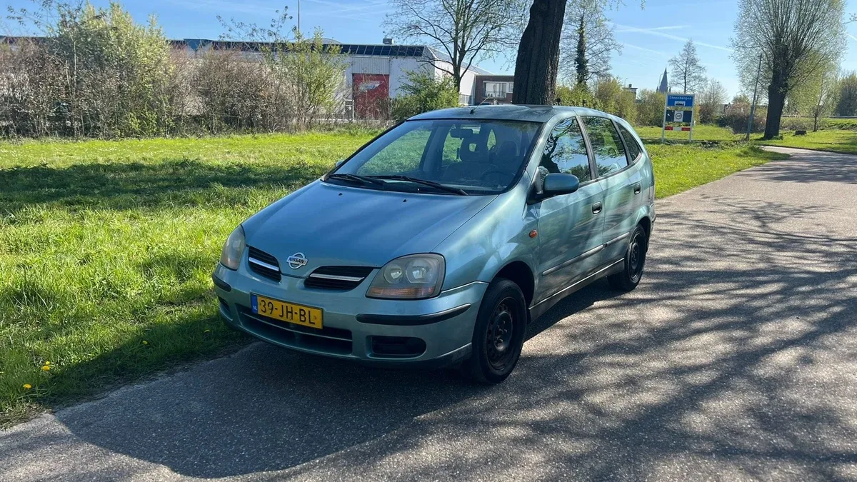 Nissan Almera Tino (2002) — foto 1