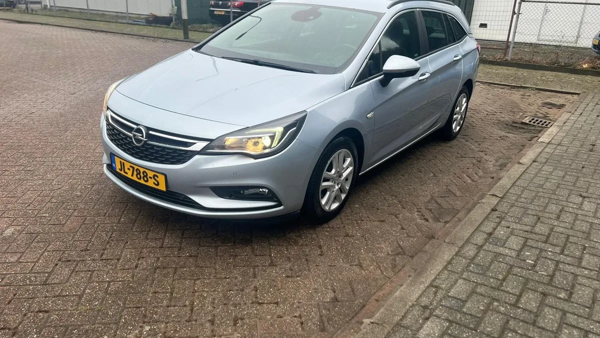 Opel Astra Sports Tourer (2016) — foto 1