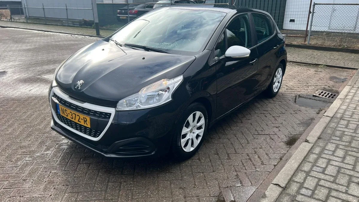 Peugeot 208 (2015) — foto 1