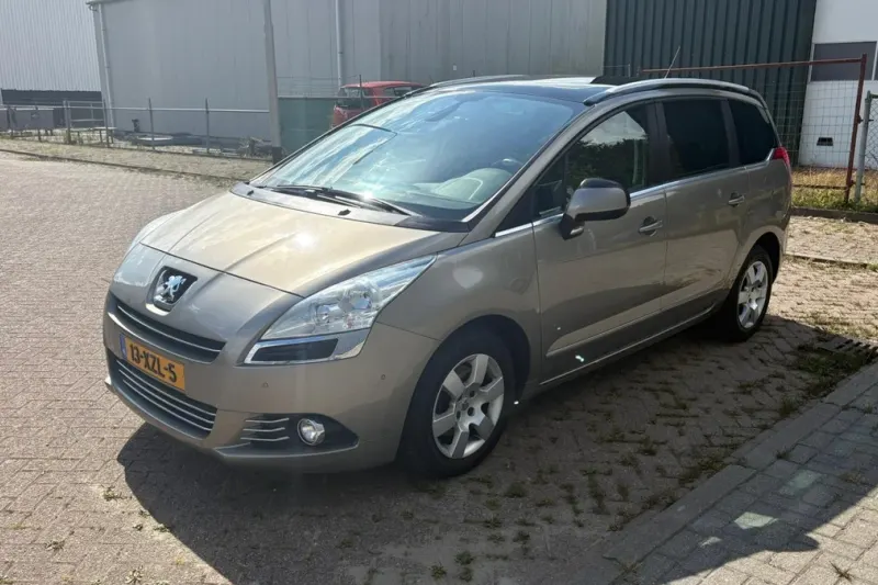 Peugeot 5008 (2012)