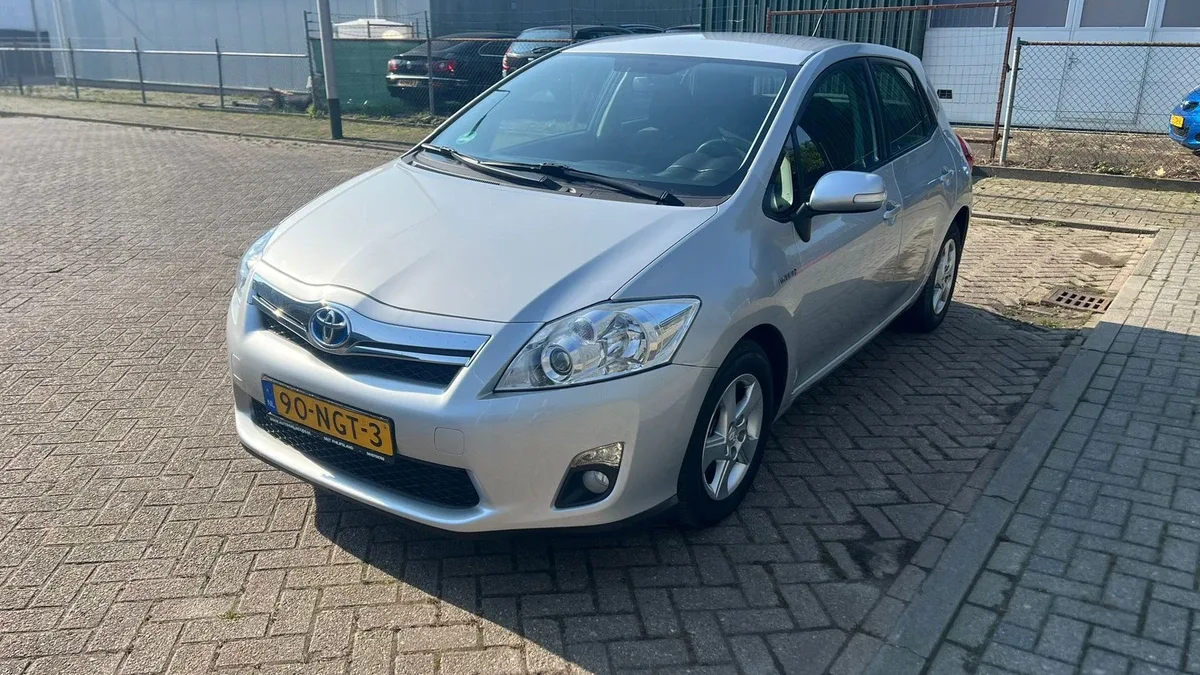 Toyota Auris (2010) — foto 1