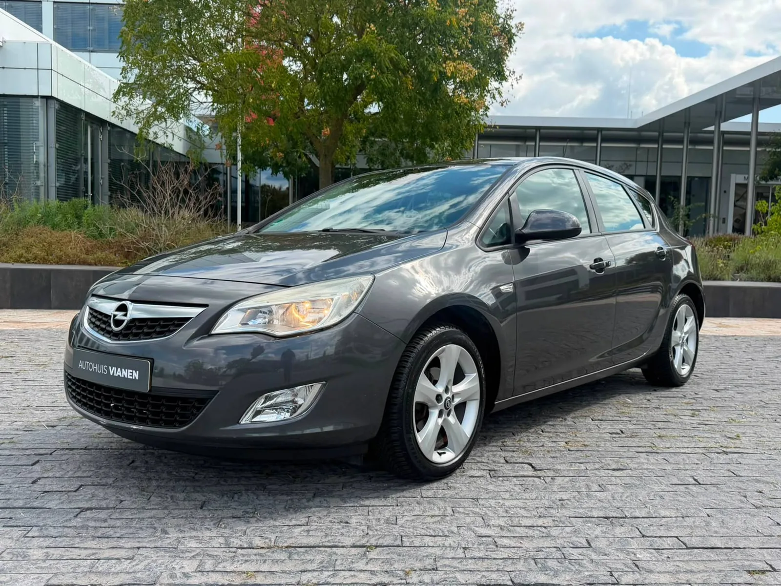 Opel Astra (2010) — foto 1
