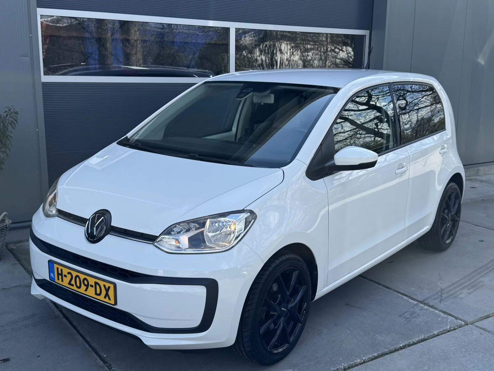 Volkswagen Up! (2020) — foto 1
