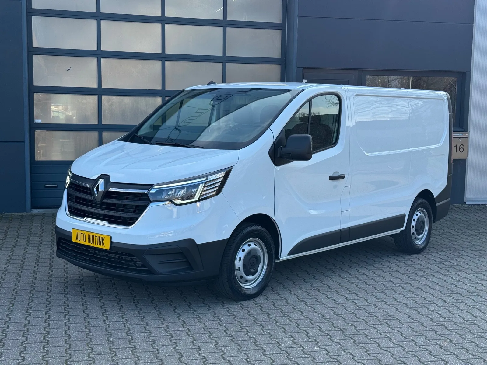 Renault Trafic (2024) — foto 1