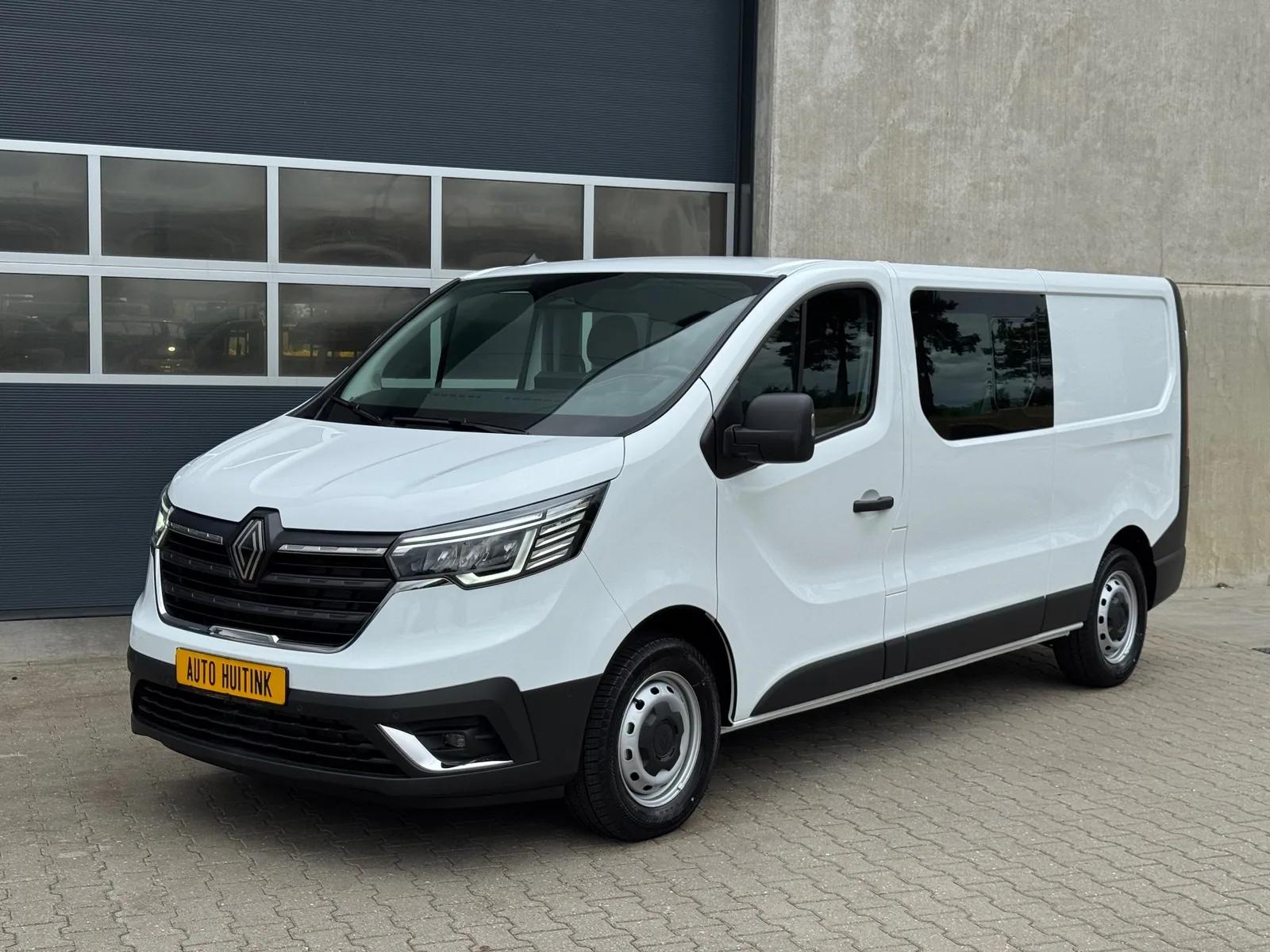 Renault Trafic (2024) — foto 1